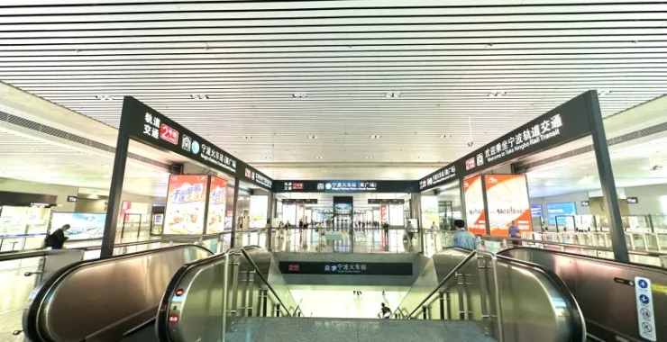 宁波火车站动车站地到站口地铁入口电梯