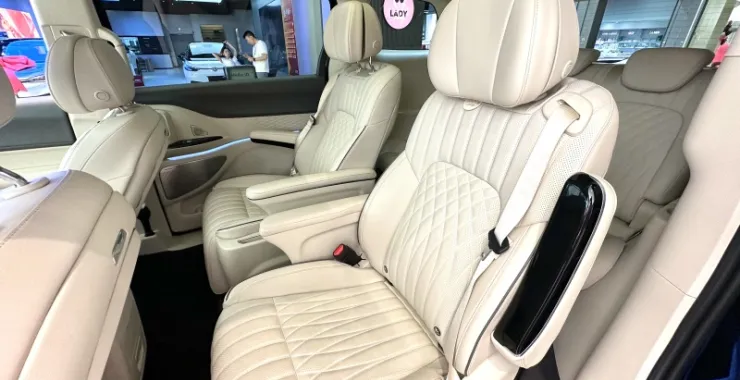 岚图梦想家汽车可油可电私家车后排内饰座椅