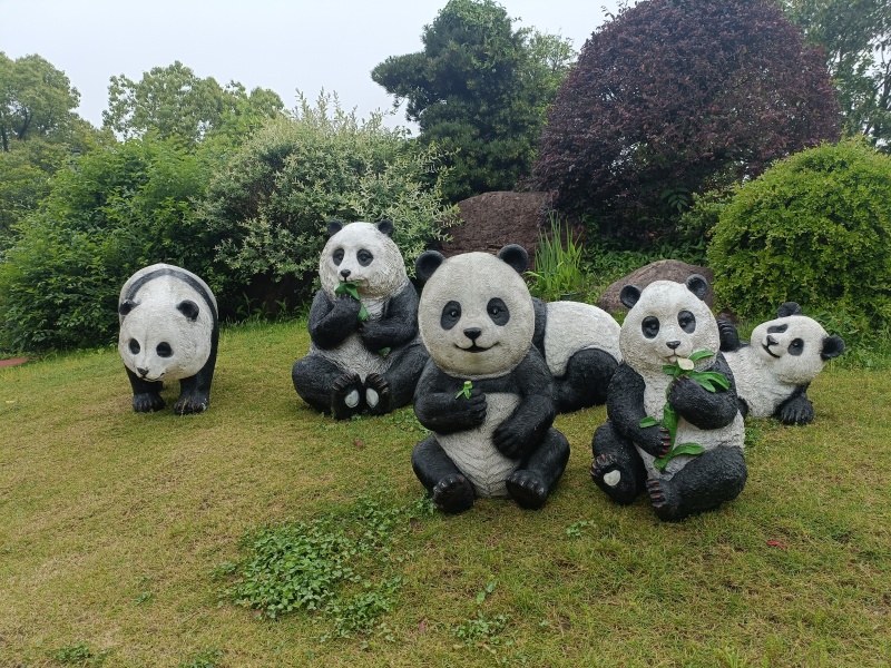 熊猫造景草地四明湖开元山庄装饰动物玩偶造型草坪