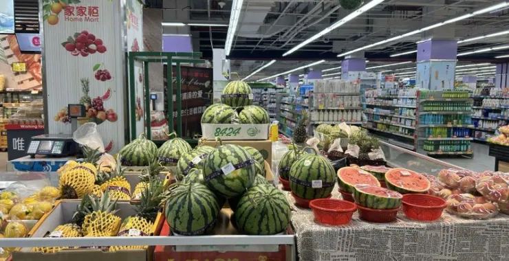 超市购物新鲜水果西瓜