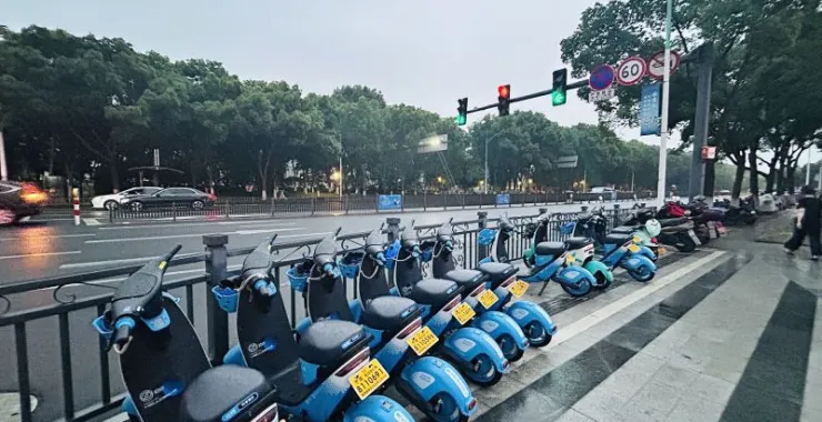 马路红绿灯交通小蓝车共享电瓶车