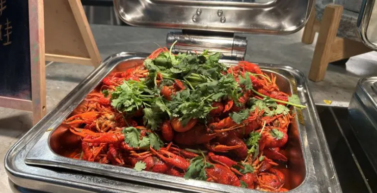 宁波伯瑞特酒店自助餐美食小龙虾