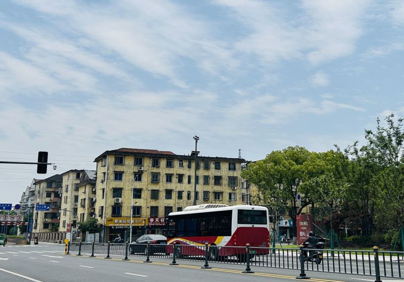 交通公交车马路老小区