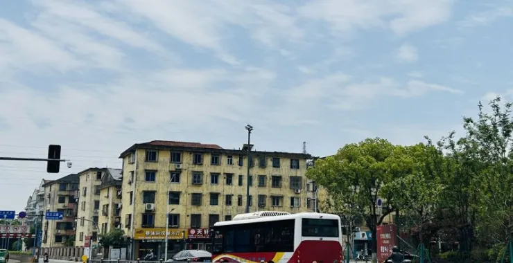 交通公交车马路老小区