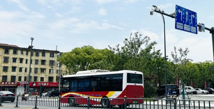 交通公交车马路老小区
