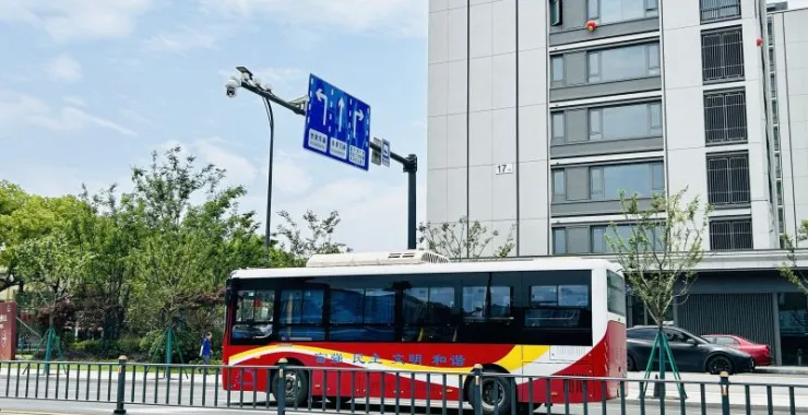 交通公交车马路老小区