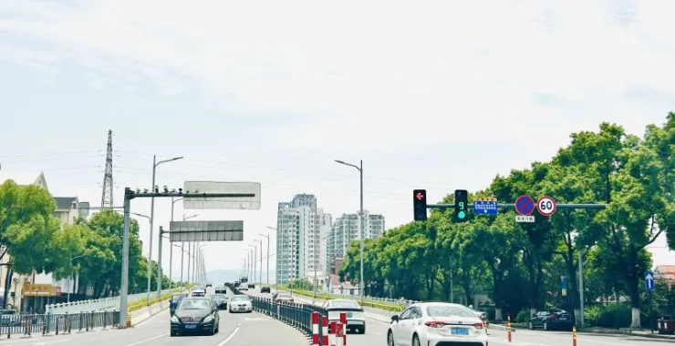 马路交通红绿灯车辆城市汽车