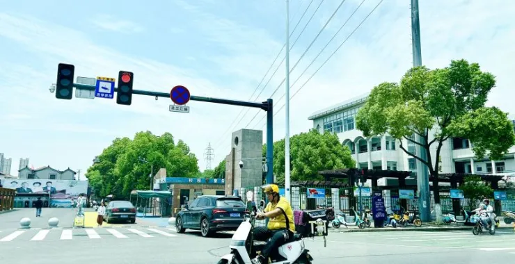 马路交通红绿灯车辆城市电瓶车骑车