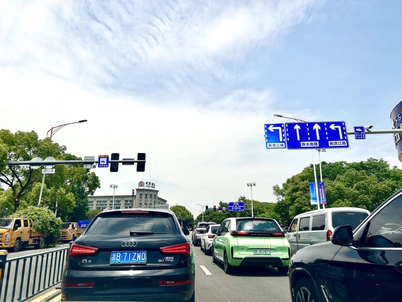马路交通指示牌路标车辆城市汽车堵车