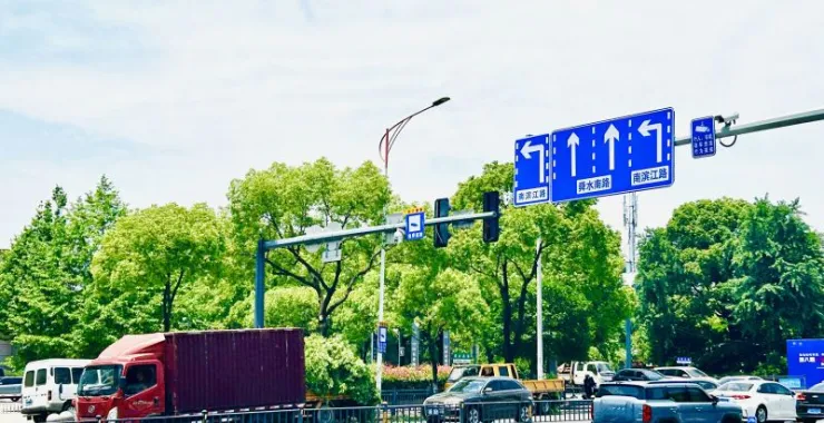 马路交通指示牌路标车辆城市汽车
