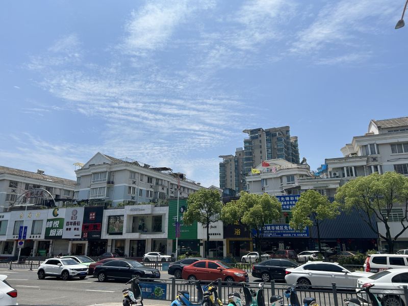 余姚世纪名苑小区二手房城市马路交通车辆汽车