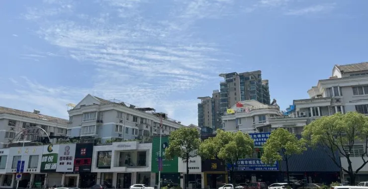 余姚世纪名苑小区二手房城市马路交通车辆汽车