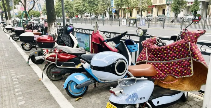 电瓶车上班族交通工具