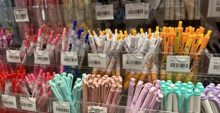 文具店进口圆珠笔学习用品学生书写