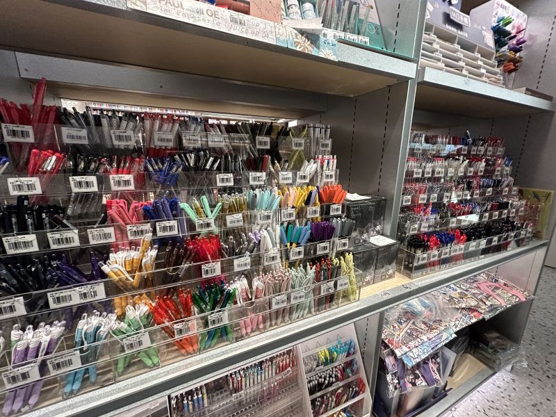 文具店圆珠笔学习用品学生