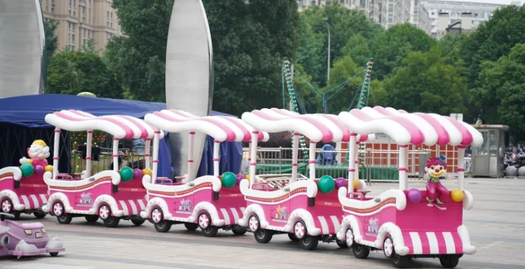 小火车游乐场童趣玩乐游玩