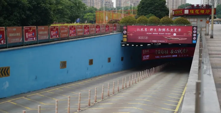 万达广场停车场入口地下