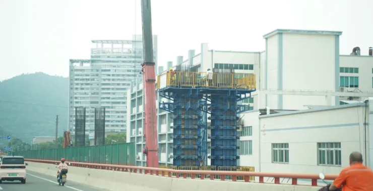 姚州大桥施工工人建筑