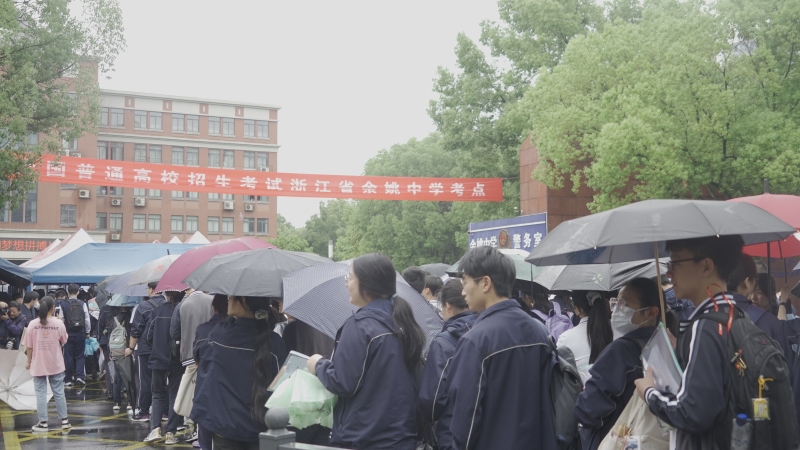 余姚中学高考现场考生家长人群