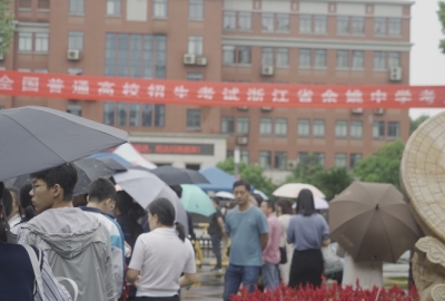 余姚中学高考现场考生家长人群