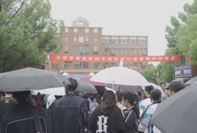 余姚中学高考现场考生家长人群
