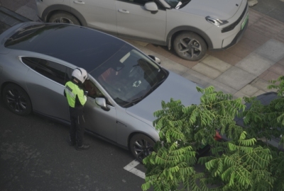 余姚交警贴牌违停汽车违章贴罚单抄牌