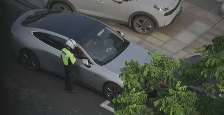 余姚交警贴牌违停汽车违章贴罚单抄牌