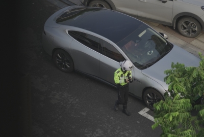 余姚交警贴牌违停汽车违章贴罚单抄牌