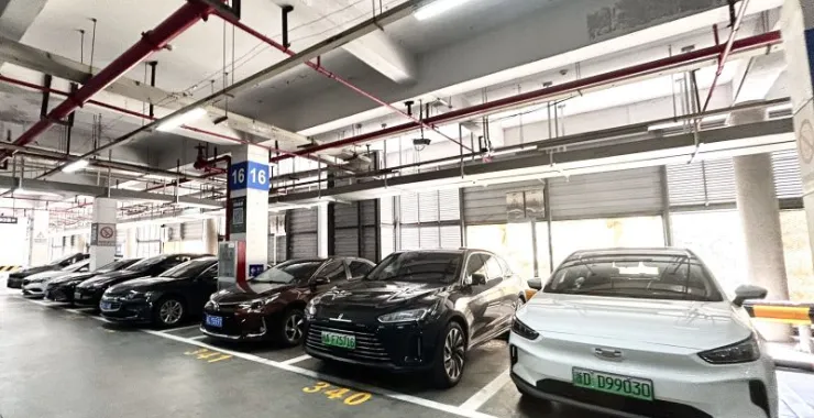 停车场私家车汽车停车