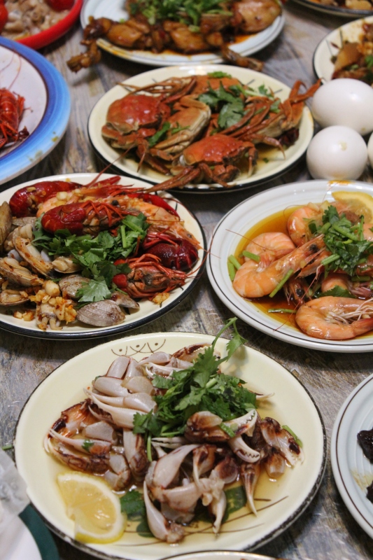 小龙虾自助餐合照餐饮美食螃蟹蟹钳