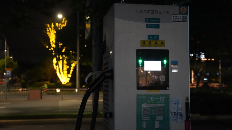充电桩公共夜晚电动汽车直流充电机