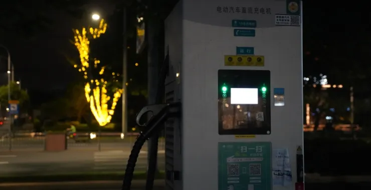 充电桩公共夜晚电动汽车直流充电机