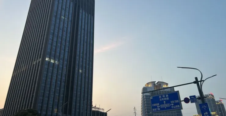 余姚城市夜景高楼建筑曼居酒店