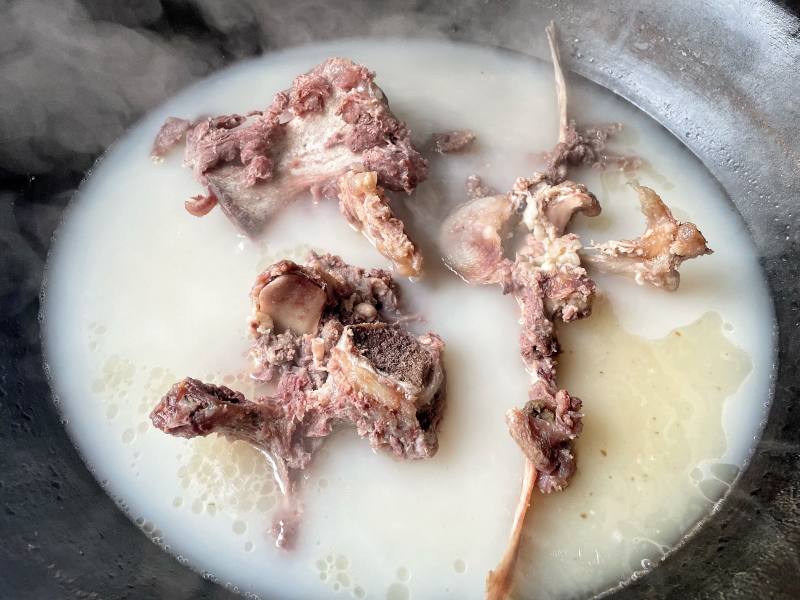 大灶煮牛骨头汤美食牛味