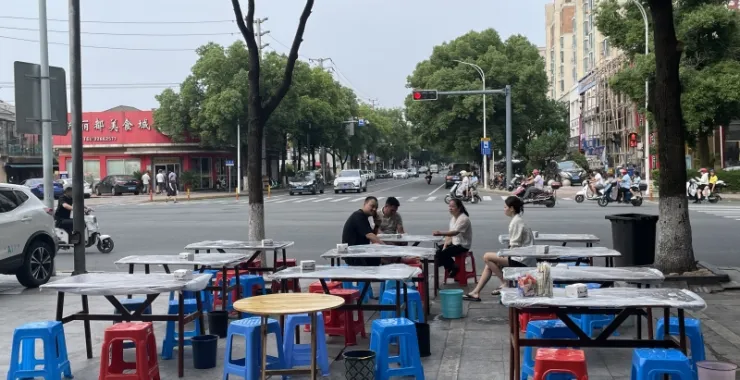 牛蛙故事餐饮店门口环境图大排档桌子椅子