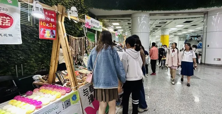地铁站市集摆摊购物