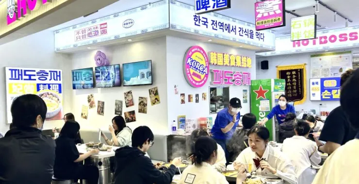 餐饮美食炸鸡周末假日午餐顾客