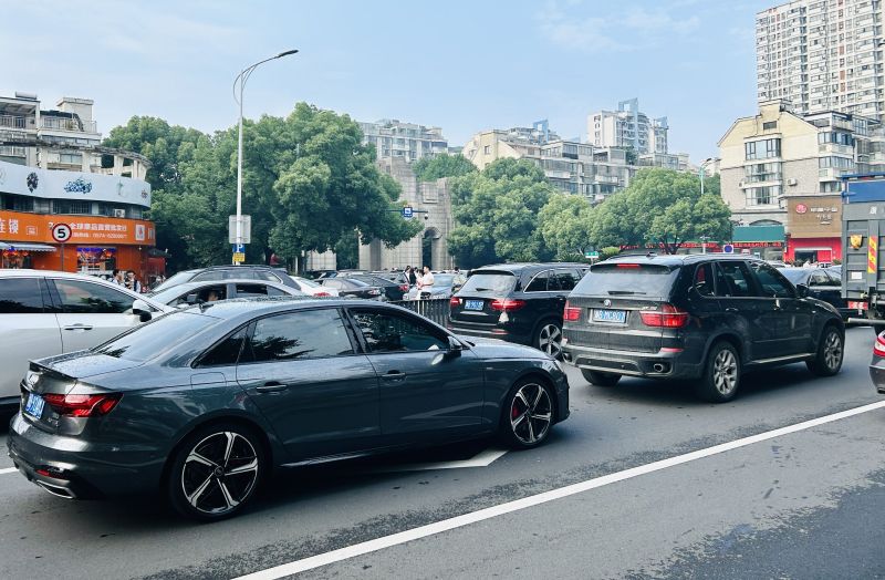 余姚中学马路汽车私家车堵车交通