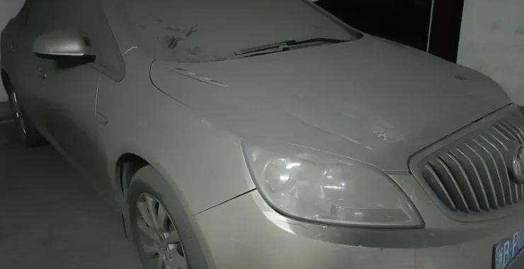 地下车库积满灰尘僵尸车