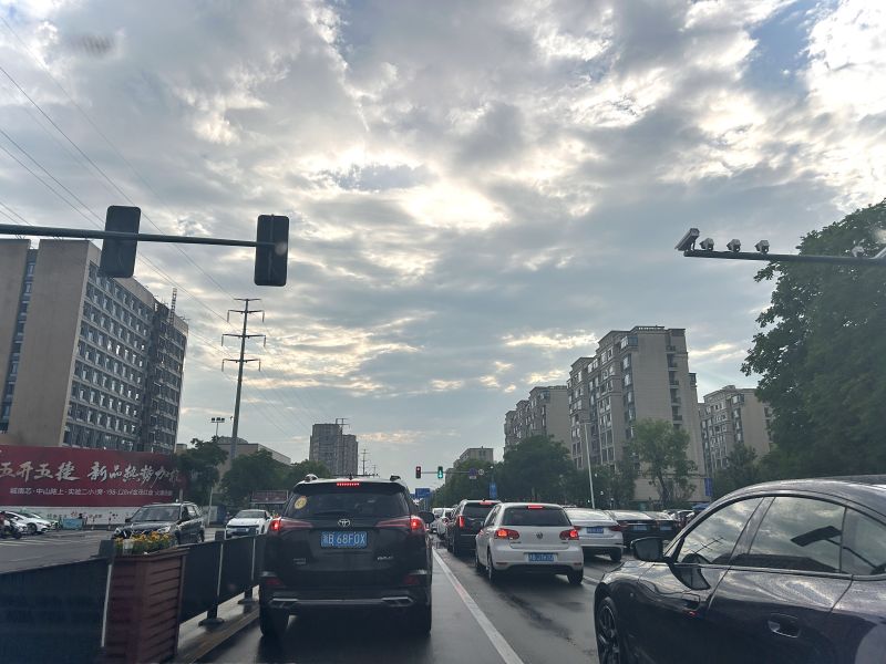 马路交通傍晚多云车辆私家车下班堵车