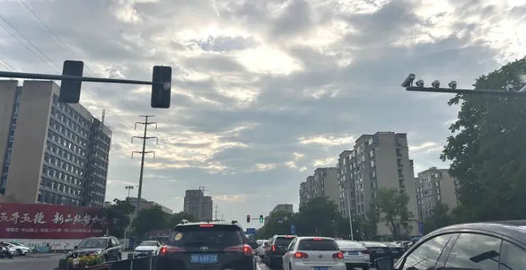马路交通傍晚多云车辆私家车下班堵车