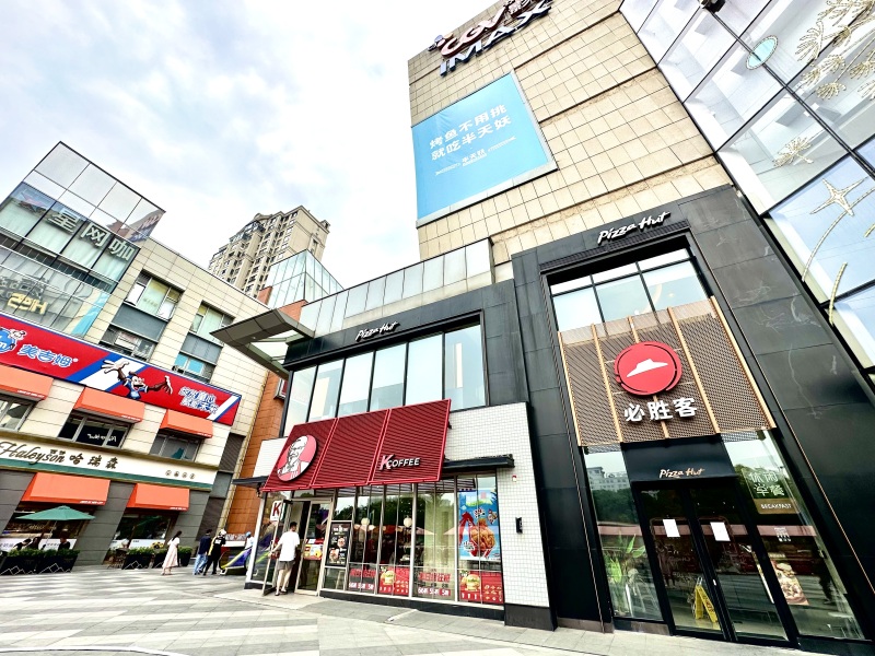  余姚五彩城商业综合体大门外景广场