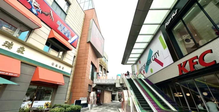  余姚五彩城商业综合体大门外景广场