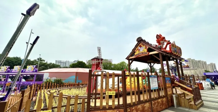 余姚五彩城商业综合体大门外景广场游乐设施
