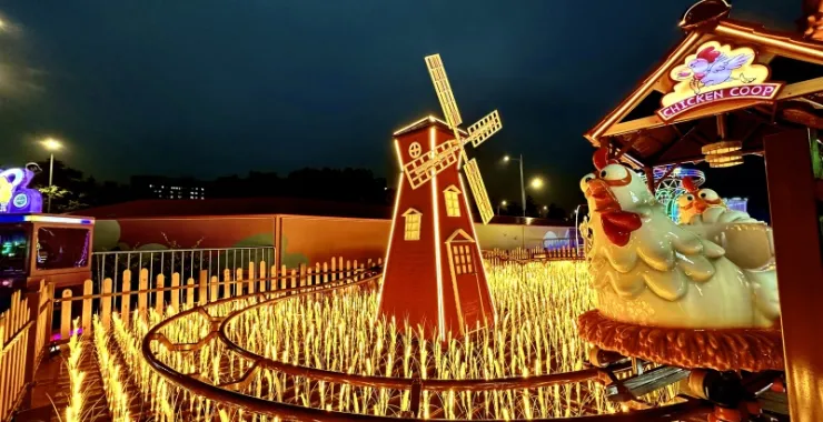 余姚五彩城商业综合体大门外景广场游乐设施夜景