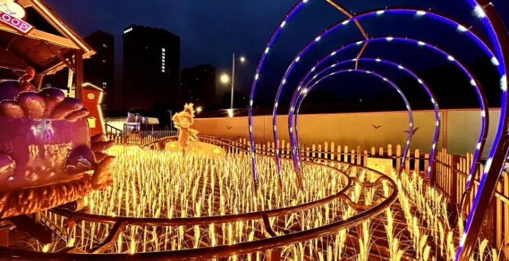 余姚五彩城商业综合体大门外景广场游乐设施夜景