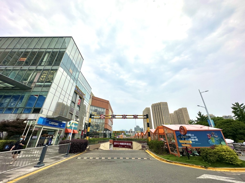 余姚五彩城商业综合体大门外景广场地下车库入口