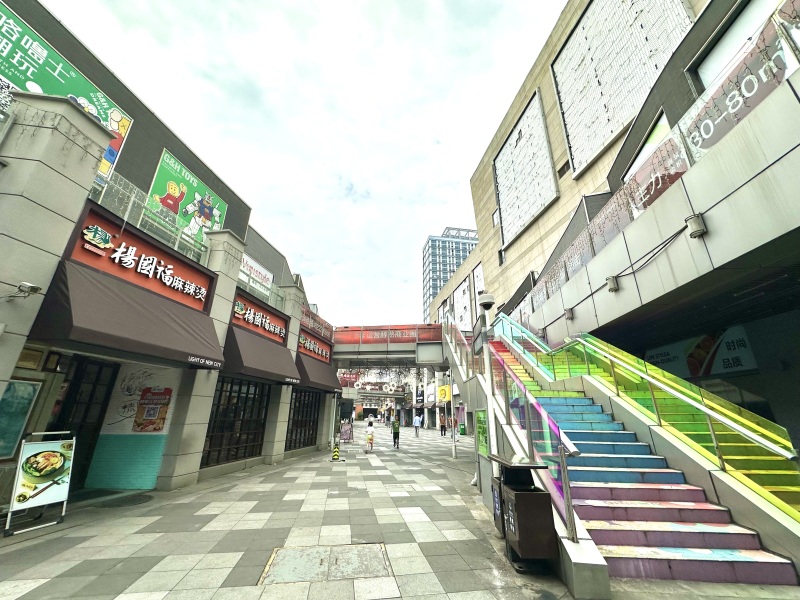 余姚五彩城商业综合体大门外景广场商业街润街