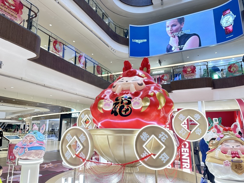 杭州湖滨银泰商场内陈设财神巨型盲盒玩偶公仔