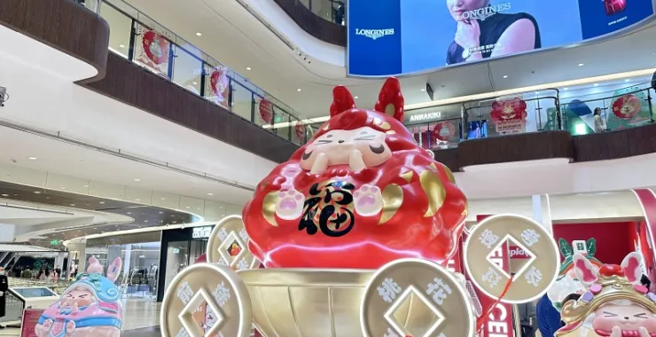 杭州湖滨银泰商场内陈设财神巨型盲盒玩偶公仔